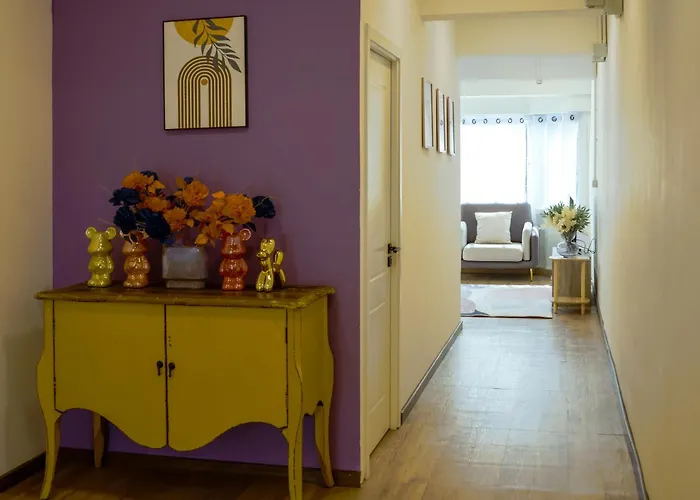 2br Stylist Rare Find China Town *