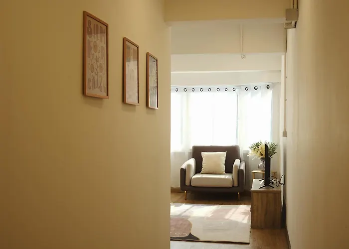2br Stylist Rare Find China Town *